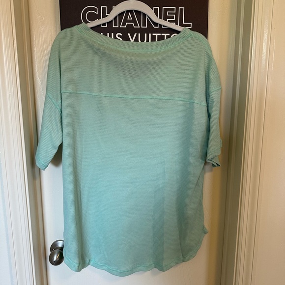 *NEW* OVERSIZED WORKOUT EVERYDAY COMFY TEE - Picture 6 of 12